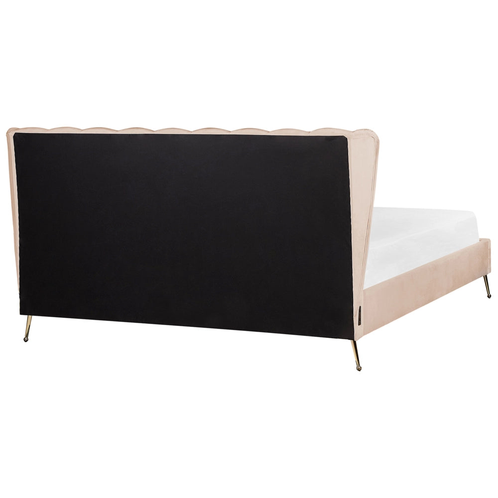 Letto in velluto beige rivestito con gambe in metallo dorato UE Dimensioni doppie 180 x 200 cm con testata con porta USB Camera da letto moderna e glam.