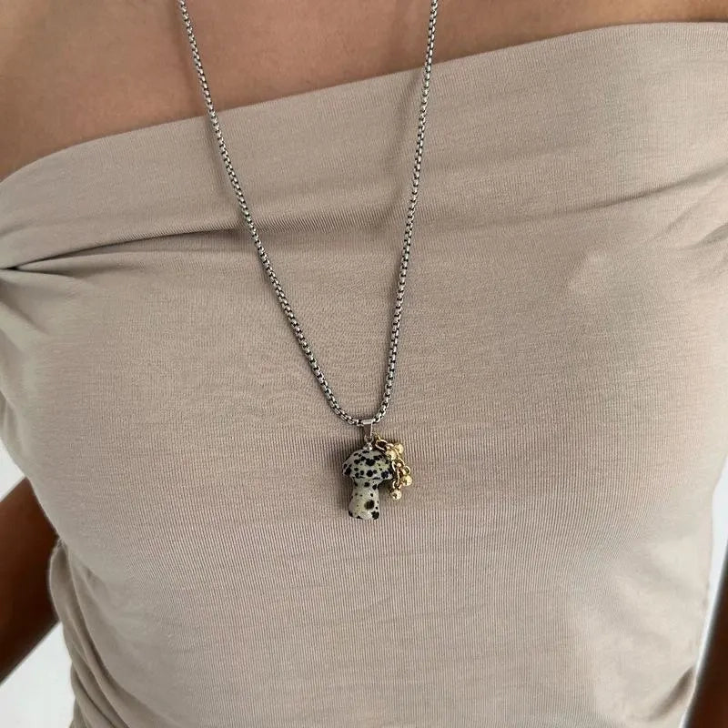 Collana lunga con ciondolo a forma di fungo di cioccolato in pietra naturale, realizzata a mano, regalo di Natale o di compleanno.