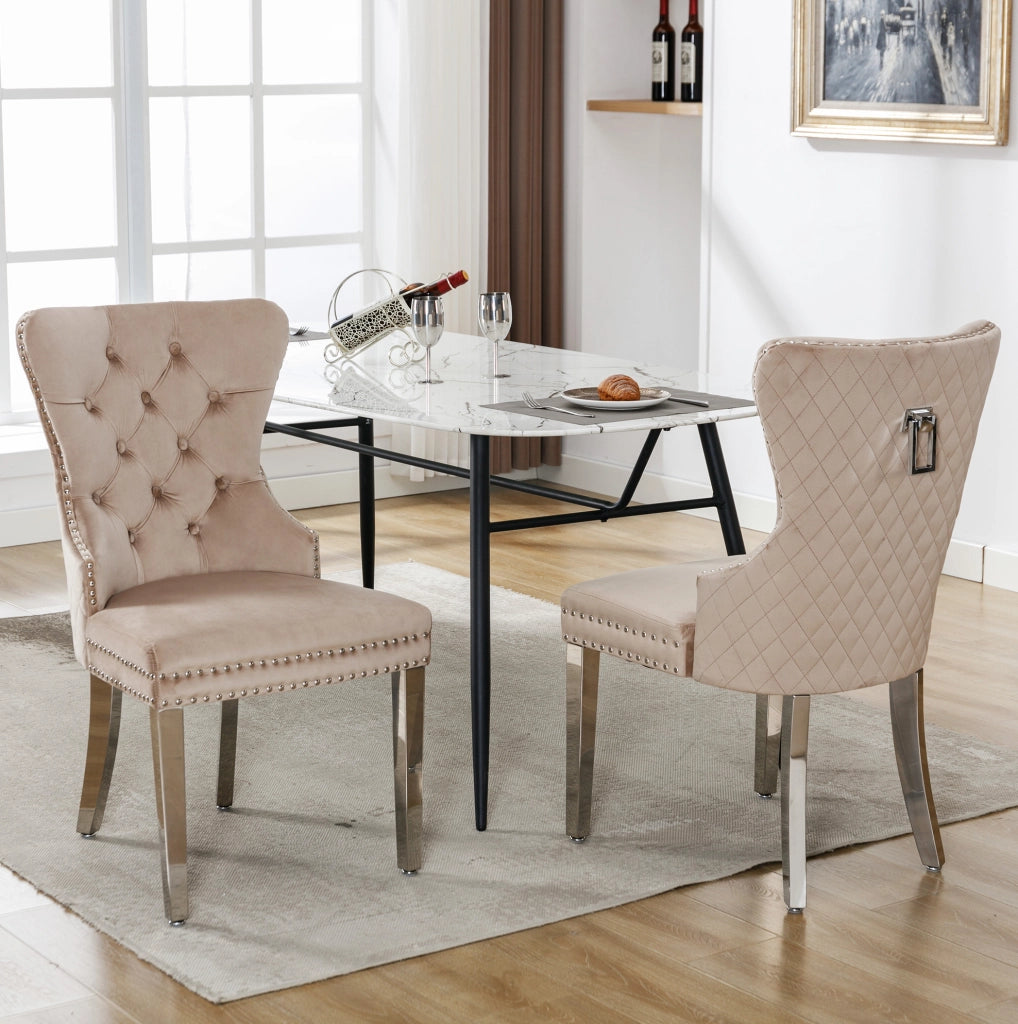 Sedia da pranzo in velluto beige con telaio in legno massiccio; gambe in metallo e schienale con fibbia quadrata