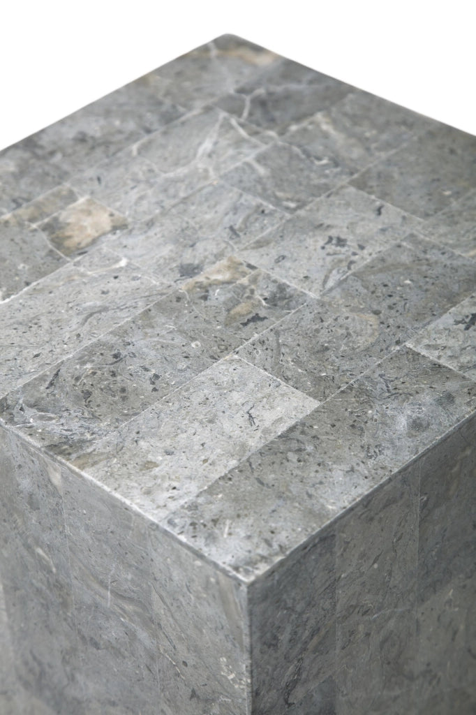Colonna Inay design moderno in pietra fossile Gray Stone e compensato marino - Struttura artigianale di alta qualità - 35x35x80 cm