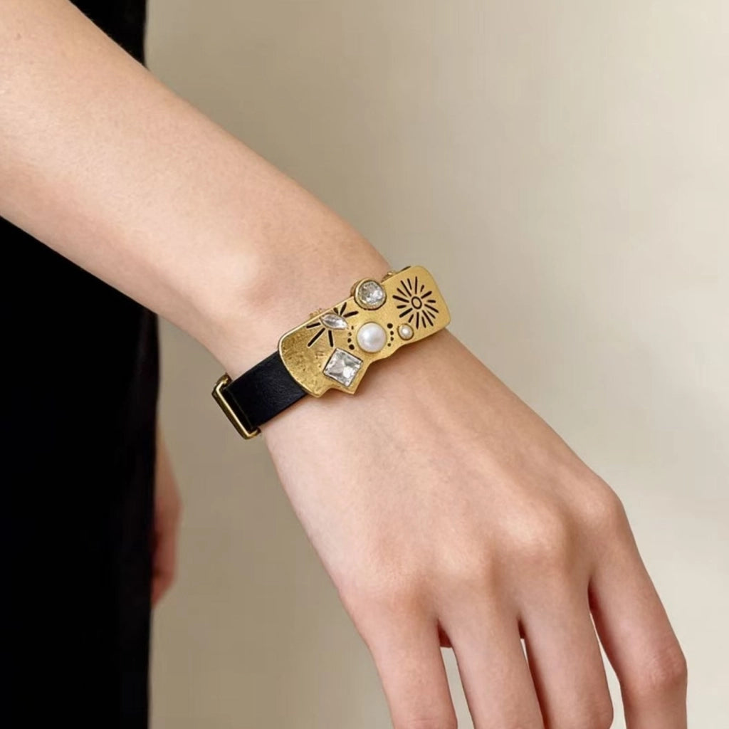 Bracciale vintage in metallo anticato con perle e strass