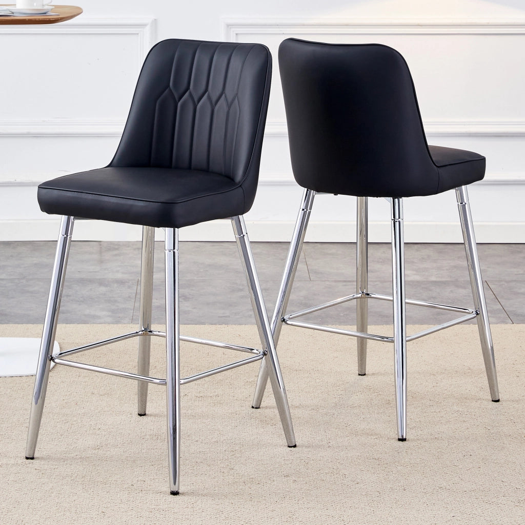 Set di 2 sgabelli da bar, alti 100 cm, in similpelle nera con struttura in metallo color argento e comodo poggiapiedi. Disponibili in diversi colori:
