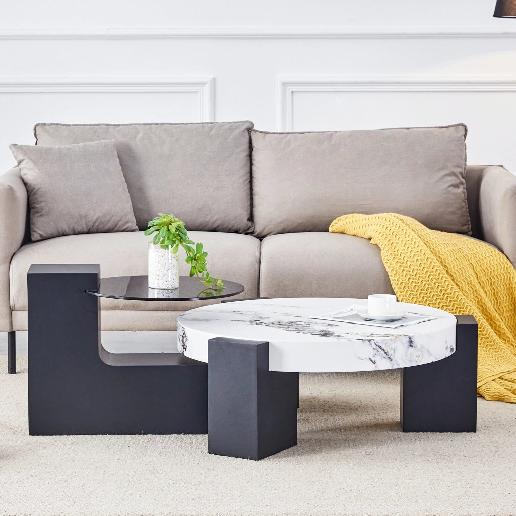 Tavolino rotondo moderno e semplice a due livelli: piano in vetro grigio trasparente e base in MDF nero a forma di L. Piano con effetto marmo bianco.