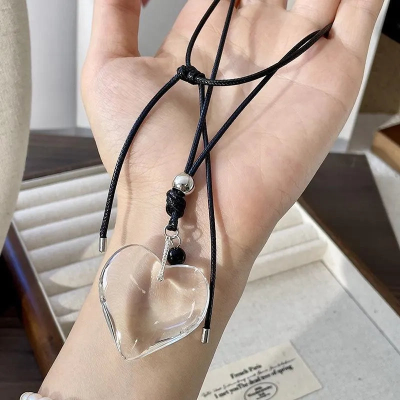 Collana con ciondolo a forma di cuore in vetro trasparente e cordino nero fatto a mano, regalo di Natale o compleanno.