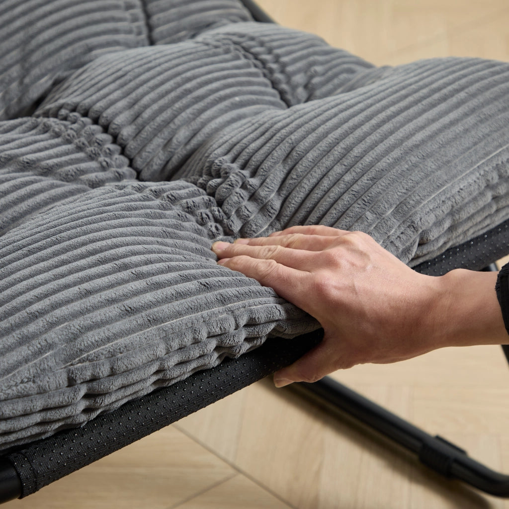 Sedia lounge da esterno con ottomano, telaio nero e cuscino grigio