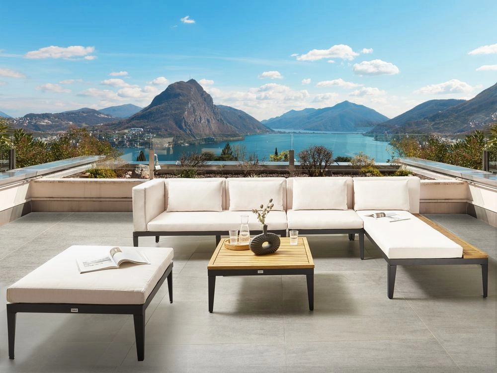 Set da giardino divano angolare 4 posti in legno di acacia certificato con tavolino e pouf cuscini beige chiaro lato sinistra