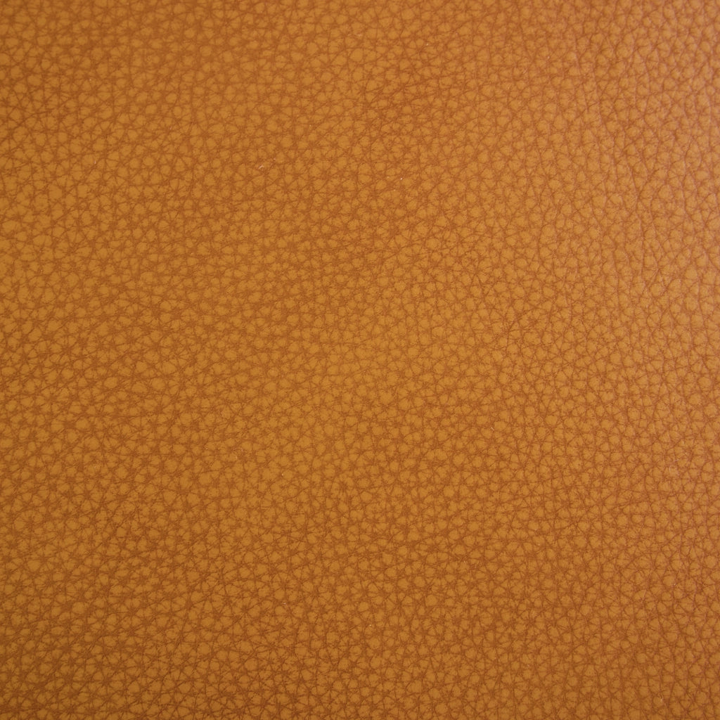 Sedia singola in pelle color marrone chiaro con gambe in legno massello e struttura robusta