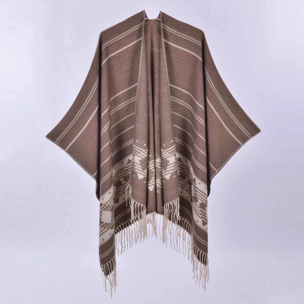 Nuovo modello di mantella/scialle in cashmere con spacchi, semplice e alla moda.