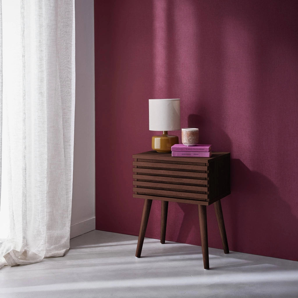 Comodino scandinavo con decori in legno scanalato, marrone