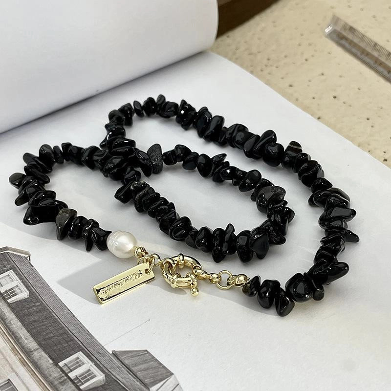 Collana fatta a mano con perline di cristallo nero naturale, ideale come regalo di Natale o di compleanno.