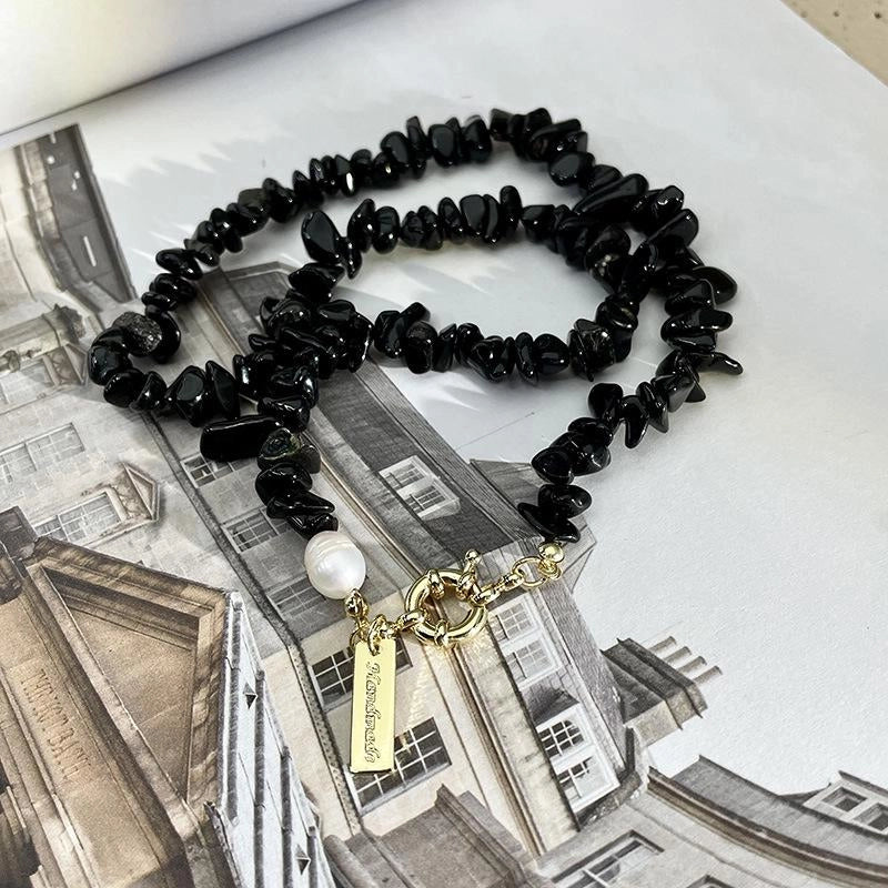 Collana fatta a mano con perline di cristallo nero naturale, ideale come regalo di Natale o di compleanno.