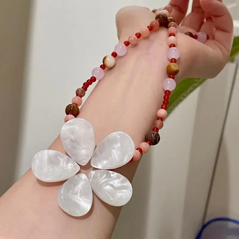 Collana vintage fatta a mano con perline di conchiglie naturali a forma di fiore, regalo di Natale o di compleanno.