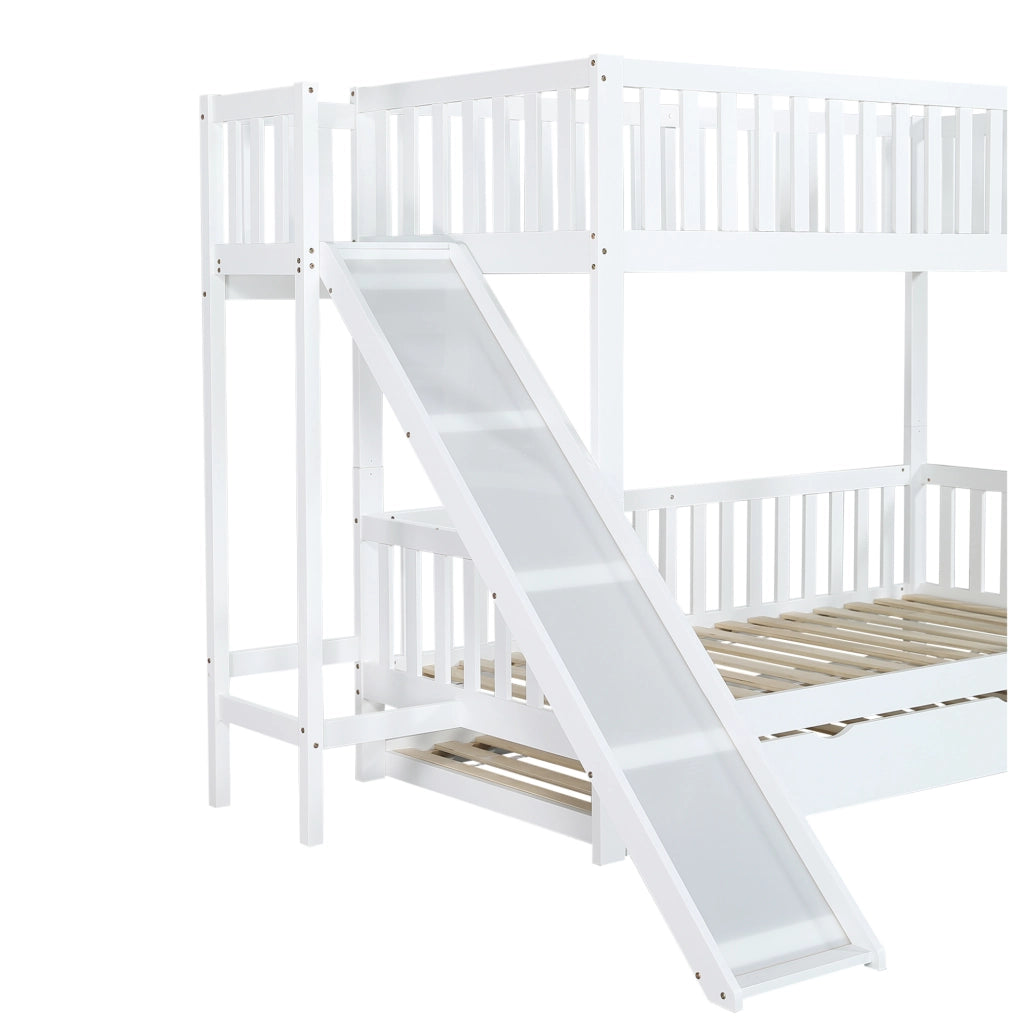 Letto a castello con letto estraibile, scivolo e scaffali