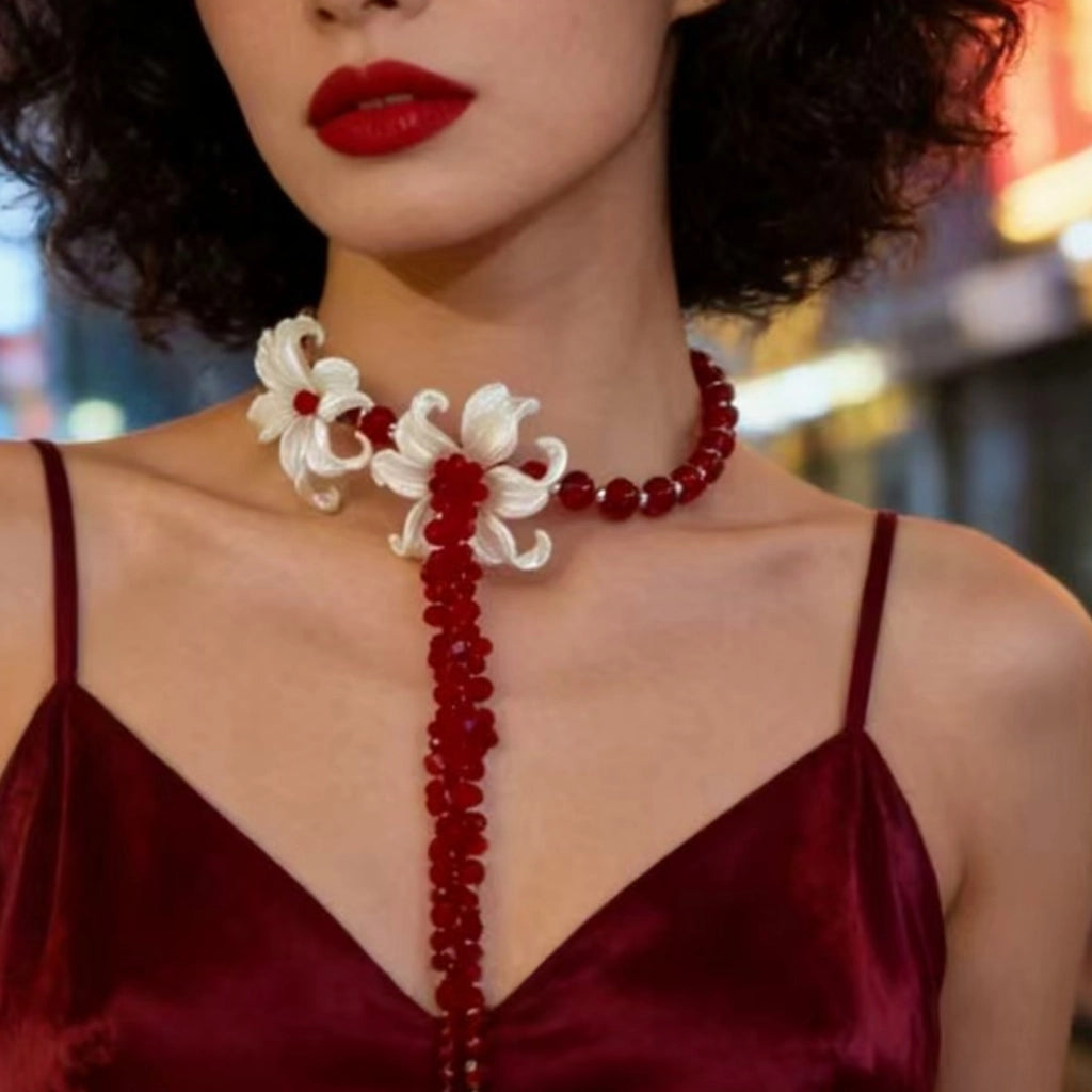 Collana con fiore di cristallo rosso, design di nicchia; girocollo con fiore a farfalla rosso scuro, collana in pelle, catena da collo alla moda per donna.