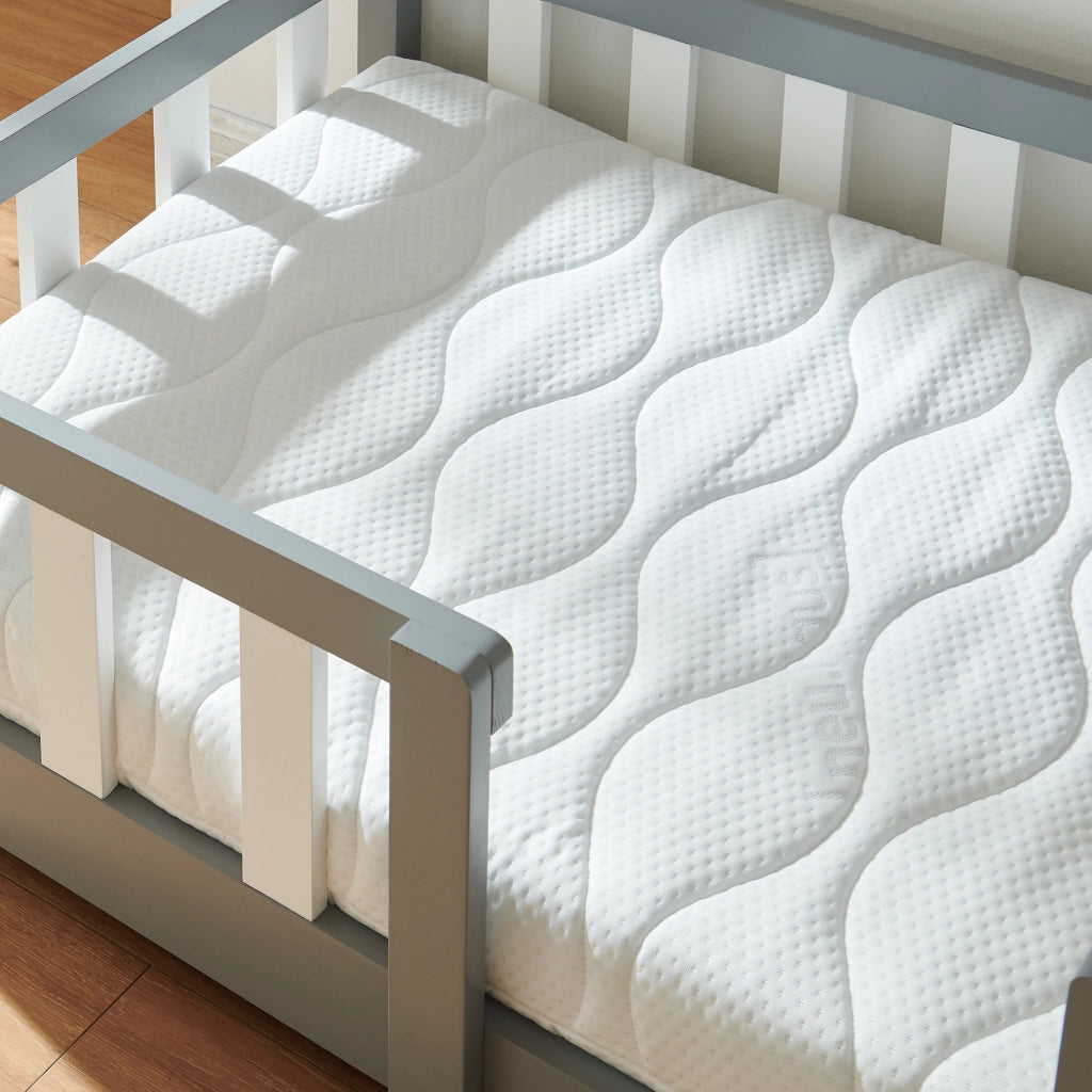 Letto per Cameretta Treviolo a Forma di Casetta in Stile Montessori con Materasso 90x200 cm - Grigio Chiaro/Bianco [en.casa]