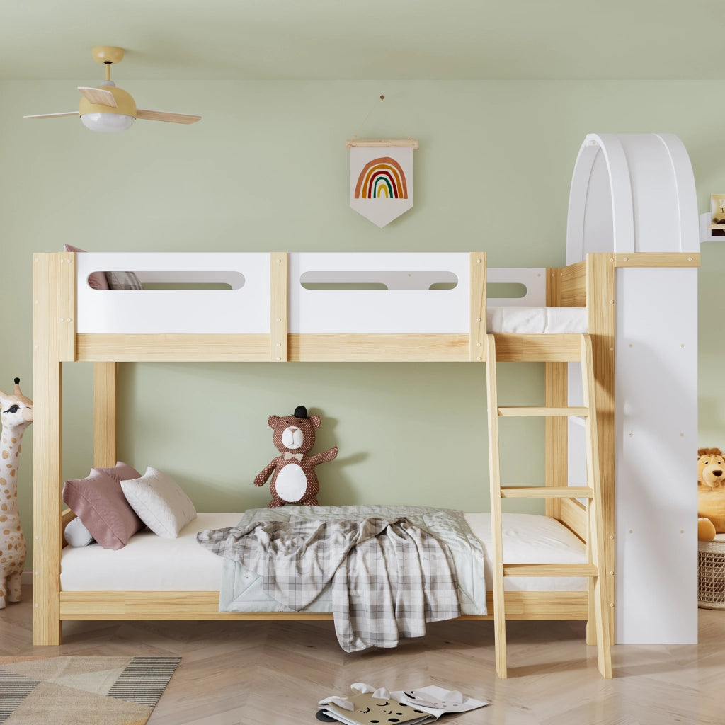 Letto a castello per bambini con scaffale a tre livelli, scaletta a tre gradini e spondina di sicurezza, 90x200 cm, bianco/naturale