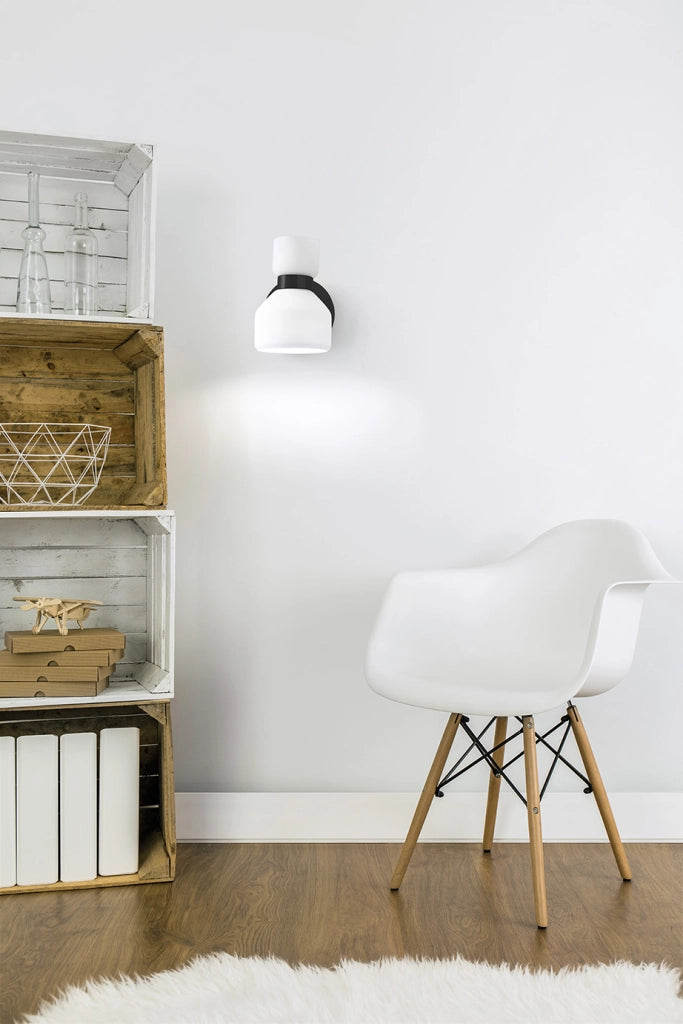 FIFTY APPLIQUE DA PARETE ORIENTABILE NERO E VETRO BIANCO OPALE ATTCCO E14