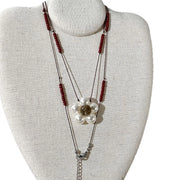 Collana intrecciata con corda di cera e fiori di perle, girocollo tridimensionale a pi¨´ strati con fiori.