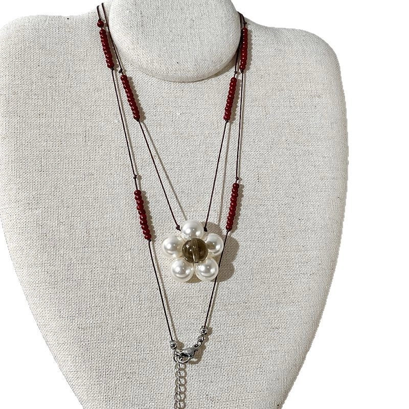Collana intrecciata con corda di cera e fiori di perle, girocollo tridimensionale a pi¨´ strati con fiori.