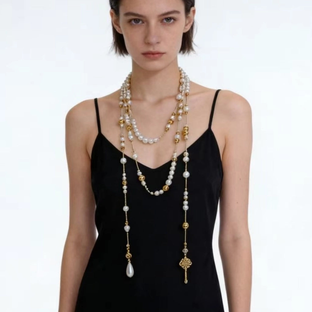 Collana vintage in stile francese con chiave, nappe di perle a pi¨´ strati, elegante catena a maglia e catena a clavicola con perline a goccia.