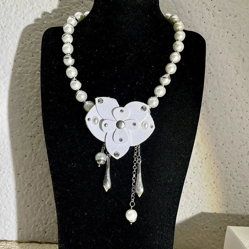 Collana retr¨° francese con farfalla delle nevi, perle irregolari, dettagli in pelle, falaenopsis, collana fatta a mano