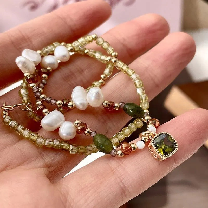 Collana con ciondolo in smeraldo e zirconi fatto a mano con pietre naturali e perle d'acqua dolce, regalo di Natale o di compleanno.