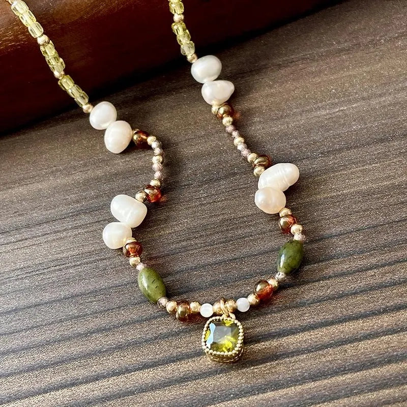 Collana con ciondolo in smeraldo e zirconi fatto a mano con pietre naturali e perle d'acqua dolce, regalo di Natale o di compleanno.