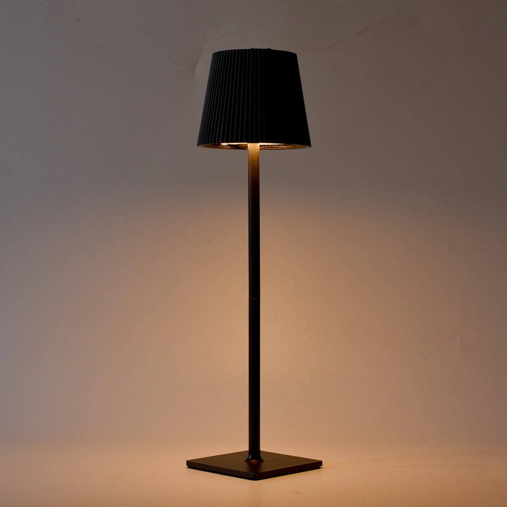 LAMAPADA DA TAVOLO LED NERA CON PARALUME PLISSETTATO RICARICA SOLARE E USB - 3 MODALITA' DI ILLUMINAZIONE REGOLABILI SENSORE CREPUSCOLARE DESIGN MODERNO