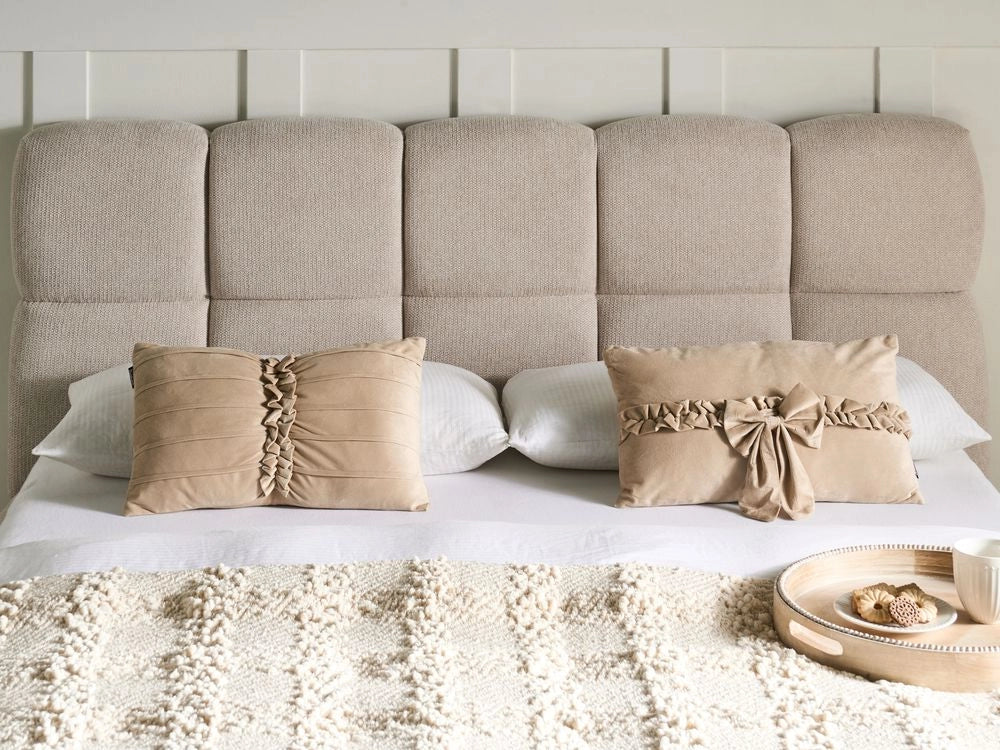 Set di 2 cuscini decorativi in velluto beige con motivo a fiocco 50 x 30 cm Accessorio decorativo