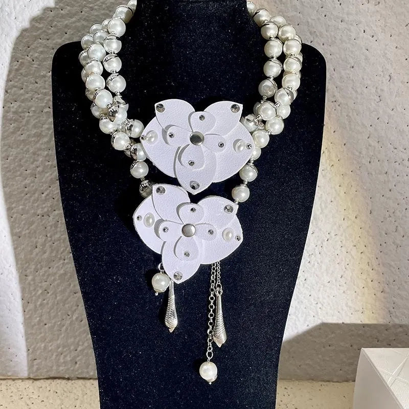 Collana retr¨° francese con farfalla delle nevi, perle irregolari, dettagli in pelle, falaenopsis, collana fatta a mano