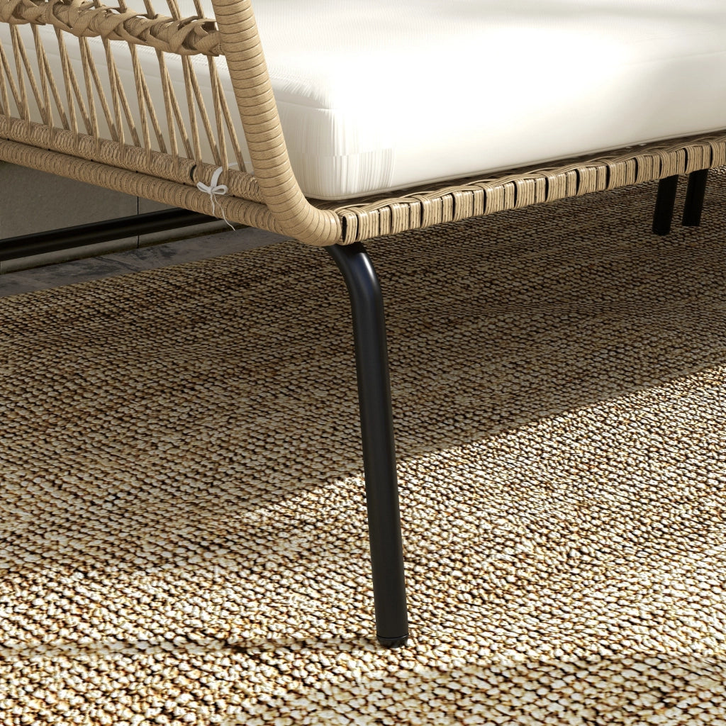 Set di mobili da giardino in rattan con lettino prendisole, tavolino da caff¨¨, divanetto e cuscini color crema per terrazza e balcone.