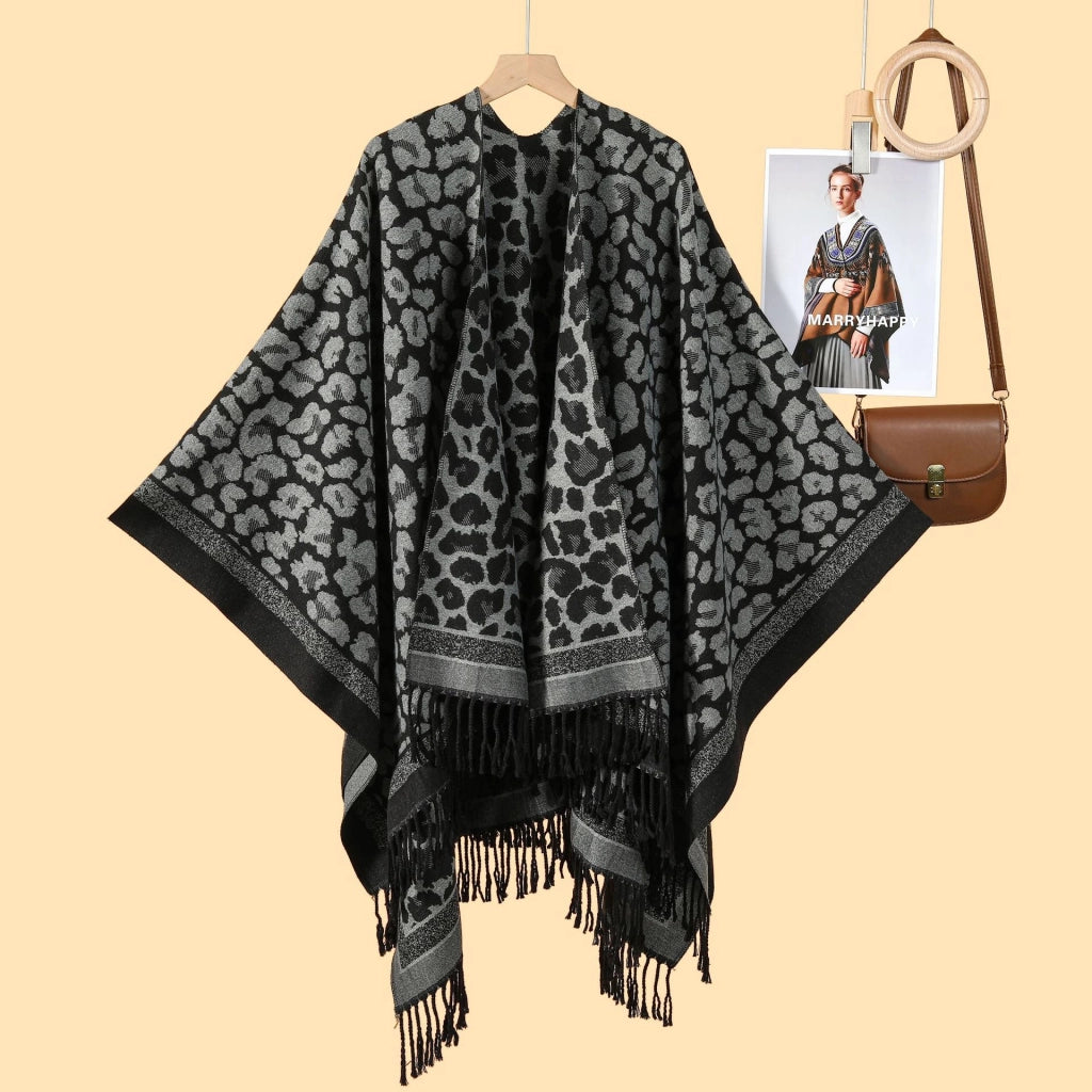 Elegante e classico scialle con spacco e nappe a stampa leopardata.