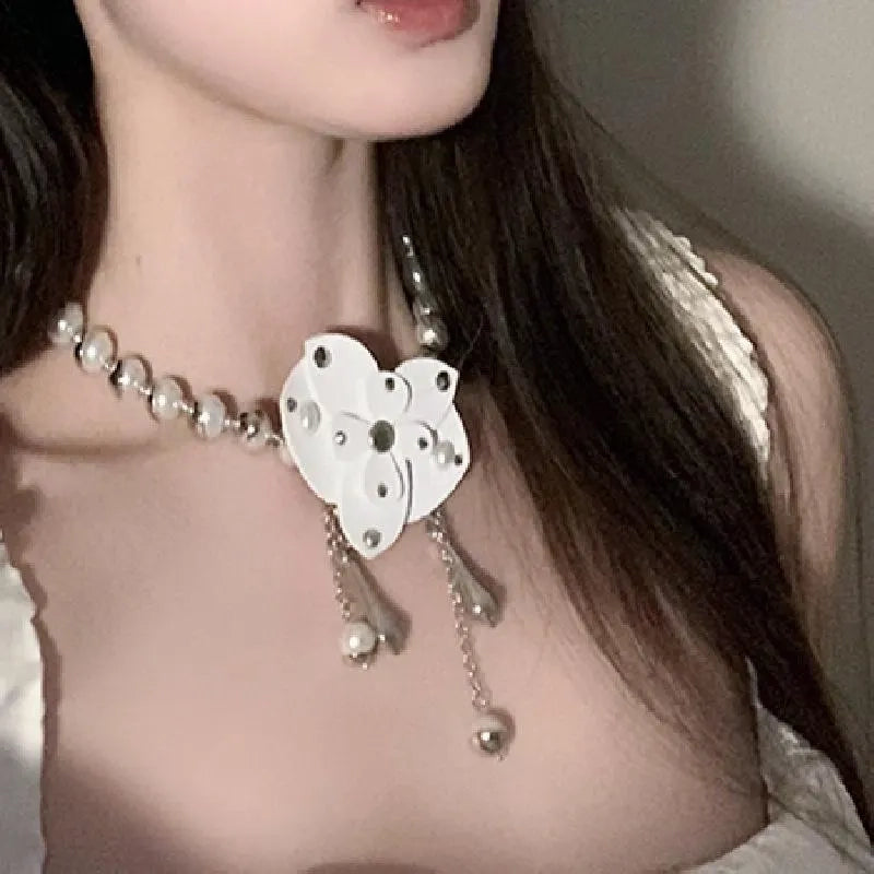 Collana retr¨° francese con farfalla delle nevi, perle irregolari, dettagli in pelle, falaenopsis, collana fatta a mano