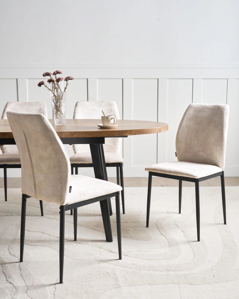 Set di 4 sedie da pranzo Rivestimento in tessuto Seduta imbottita Gambe in ferro beige chiaro
