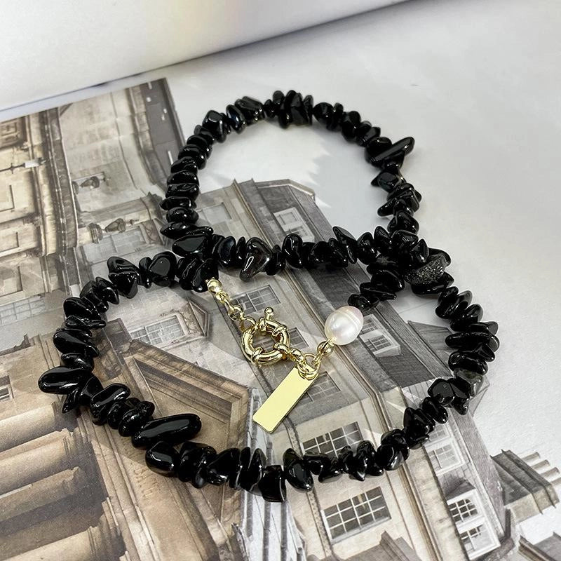 Collana fatta a mano con perline di cristallo nero naturale, ideale come regalo di Natale o di compleanno.