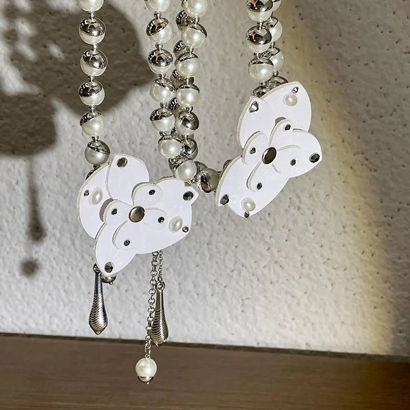 Collana retr¨° francese con farfalla delle nevi, perle irregolari, dettagli in pelle, falaenopsis, collana fatta a mano