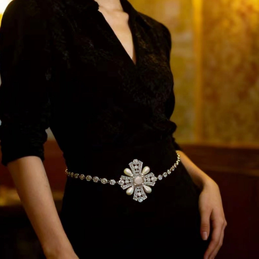 Collana lunga in argento con catena a croce e petali di perle, interamente tempestata di diamanti, cintura leggera e lussuosa con catena a diamanti rotondi.