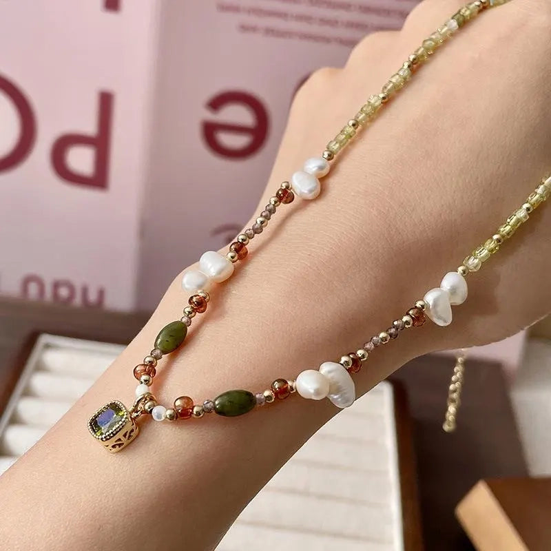 Collana con ciondolo in smeraldo e zirconi fatto a mano con pietre naturali e perle d'acqua dolce, regalo di Natale o di compleanno.