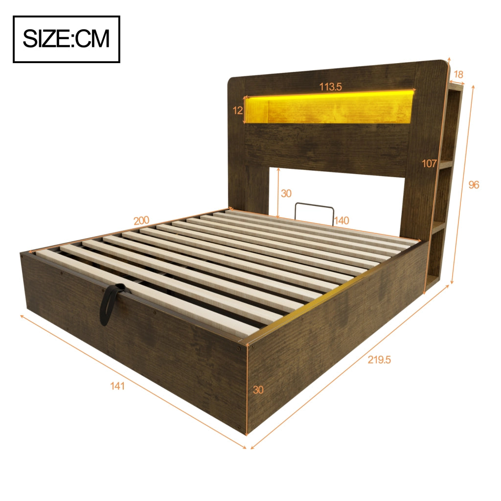 Letto in legno 140x200 cm, con contenitore e ripiani, illuminazione a LED, presa di ricarica, stile retro, marrone