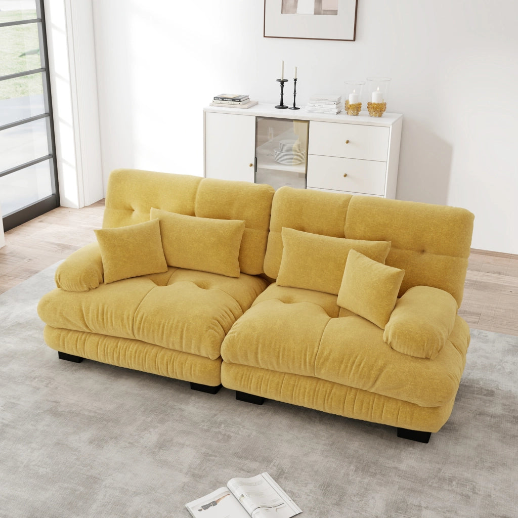 Divano modulare in chenille gialla con seduta profonda e cuscini; stile cloud