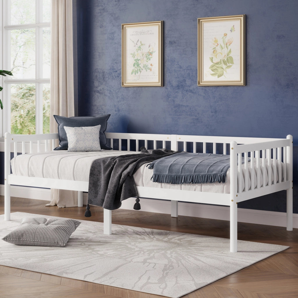Letto da giorno 90 × 200 cm con sponde su tre lati; rete a 14 doghe e spazio sottoletto; in legno bianco