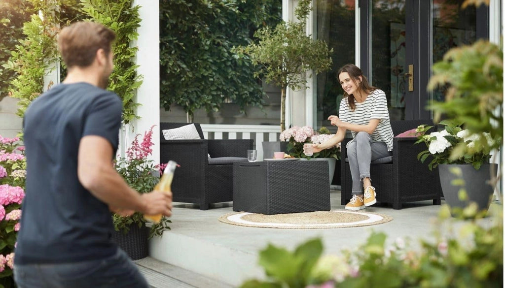 Salottino da Esterno Emma Lounge Set 4 Pezzi in Resina Effetto Rattan Colore Graphite con Divano, 2 Poltrone e Tavolino Contenitore Keter