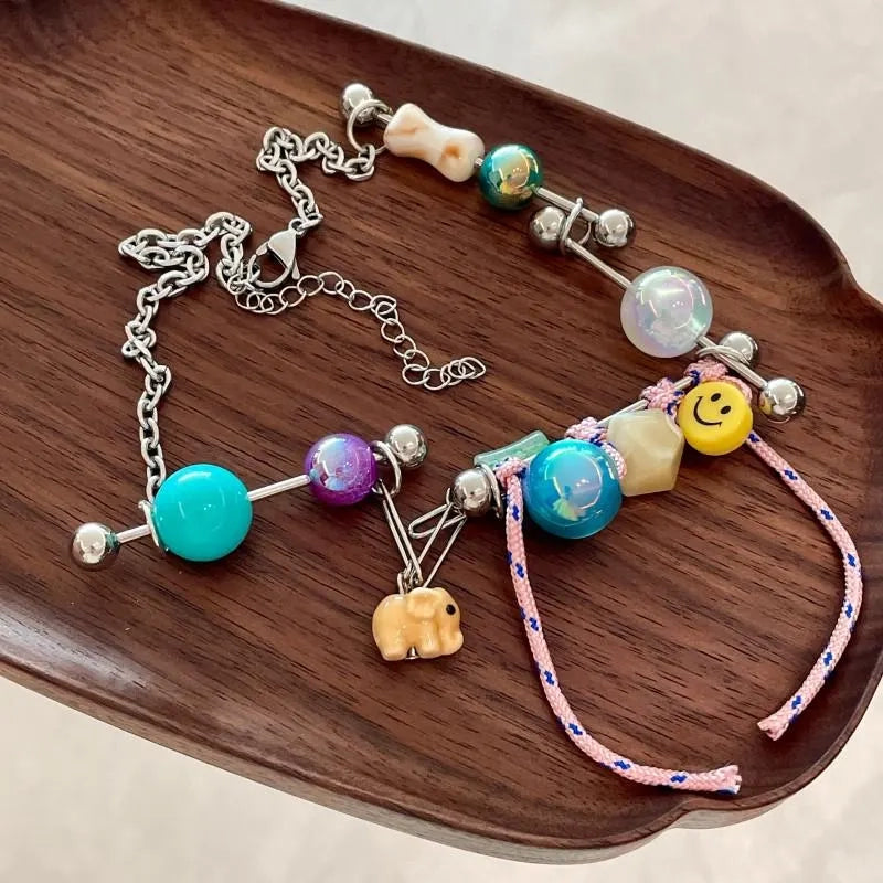 Collana con faccina sorridente e perline di vetro di cristallo: gioiello colorato fatto a mano