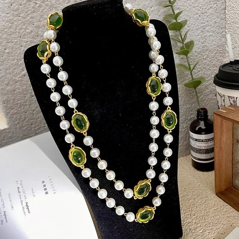 Collana vintage fatta a mano con perle e perline in vetro verde, accessori di lusso, regalo di Natale o di compleanno.