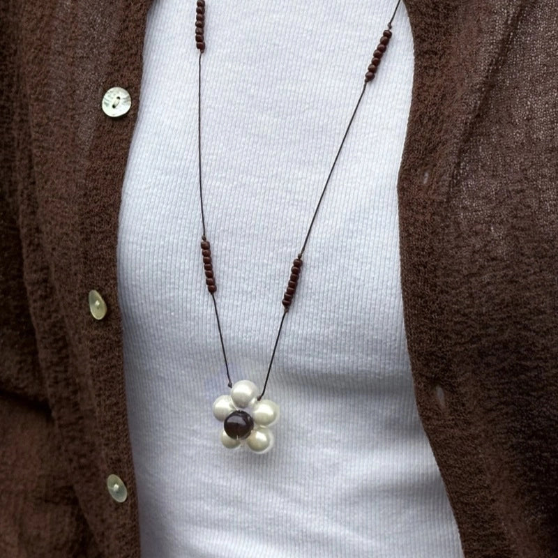 Collana intrecciata con corda di cera e fiori di perle, girocollo tridimensionale a pi¨´ strati con fiori.