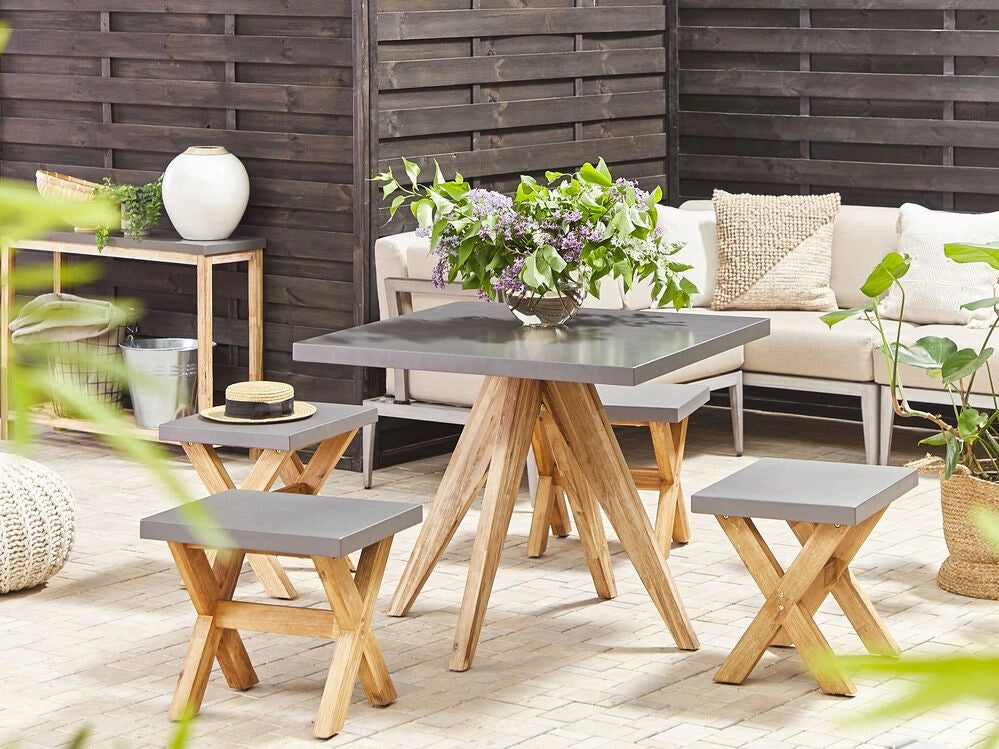 Set da Giardino con Tavolo Quadrato e 4 Sgabelli in Cemento Grigio e Base in Legno di Acacia