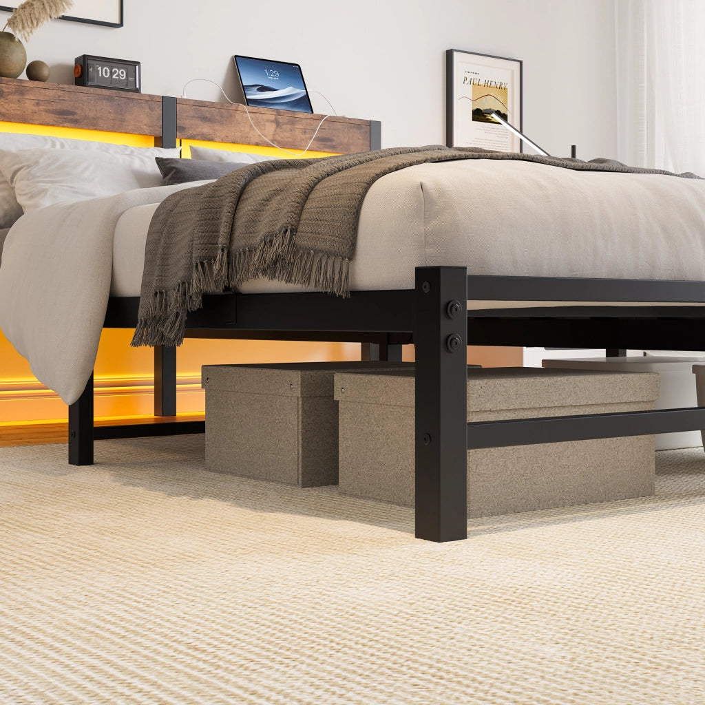 Letto matrimoniale 140×190 cm con 2 USB; LED RGB; ripiano testiera; struttura in metallo e legno; senza materasso; nero marrone