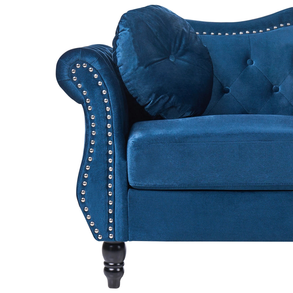 Divano Velluto Blu 3 Posti Testa Chiodo Bottone Cuscini Trapuntati Braccia Arrotolate Glam