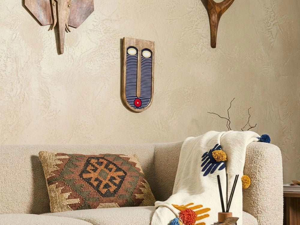 Decorazione da parete in legno di mango blu decorativa da appendere con motivo astratto a forma di volto, realizzata a mano in stile boho africano
