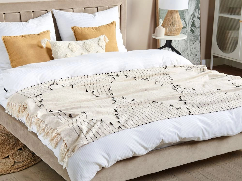 Coperta in cotone bianco e nero 130 x 170 cm con motivo a righe e frange decorative, fatta a mano.